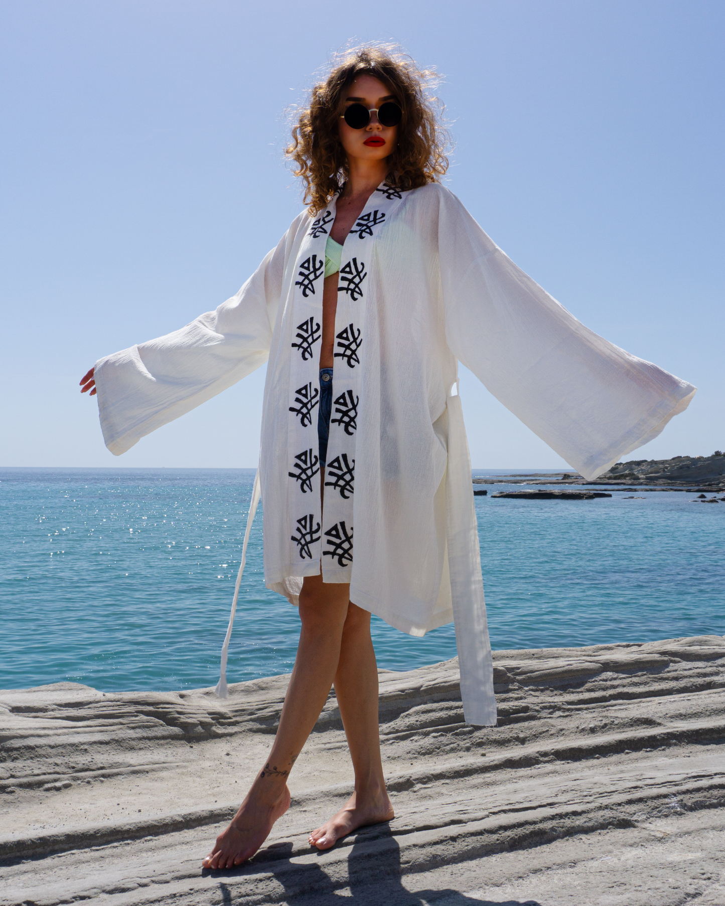 SAMIMI Cotton Beach Kimono Robe – Effortless Beachwear & Loungewear / White with Black Collar Detail