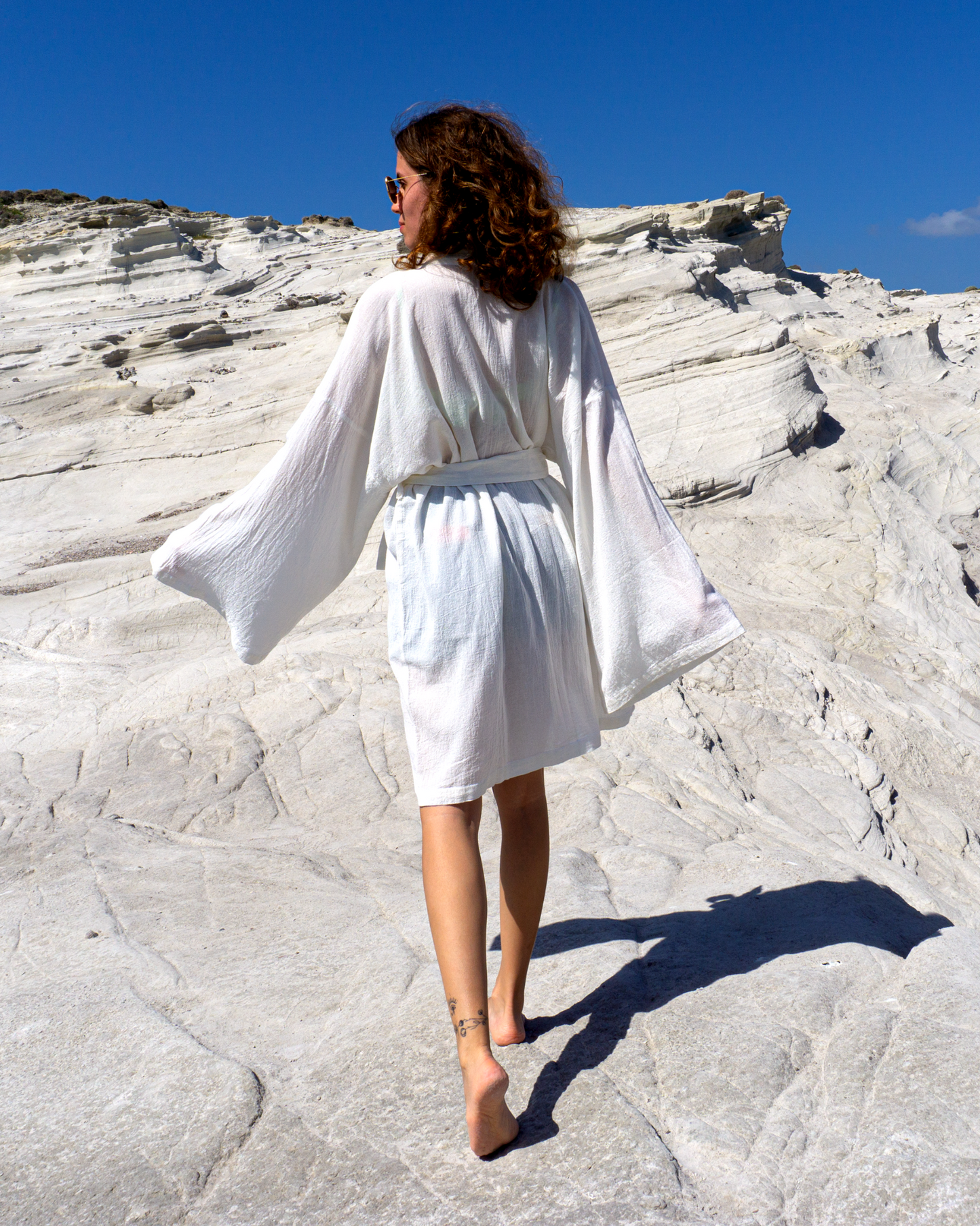 SAMIMI Cotton Beach Kimono Robe – Effortless Beachwear & Loungewear / White with Black Collar Detail