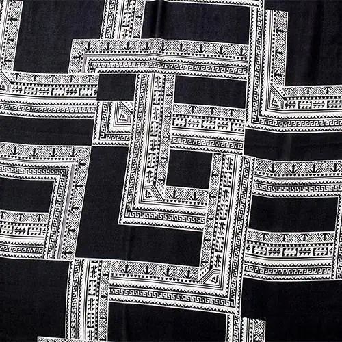 Schwarz-Weißer Poncho