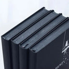 Schwarzes Skizzenbuch mit Innenseiten